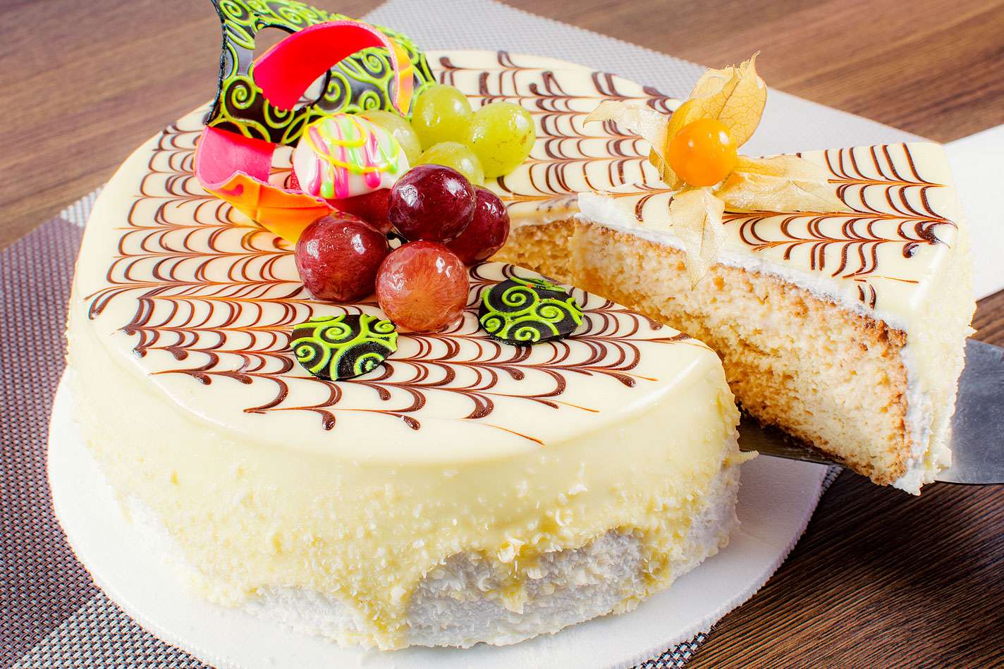 Torta fría tres leches de 1 libra con uvas y chocolate blanco